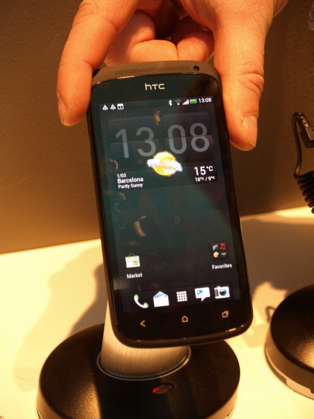 HTC One S e почти неразличим от  флагмана One X с тъмния си графитено сив корпус.