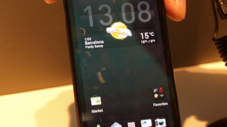 HTC One S e почти неразличим от  флагмана One X с тъмния си графитено сив корпус.