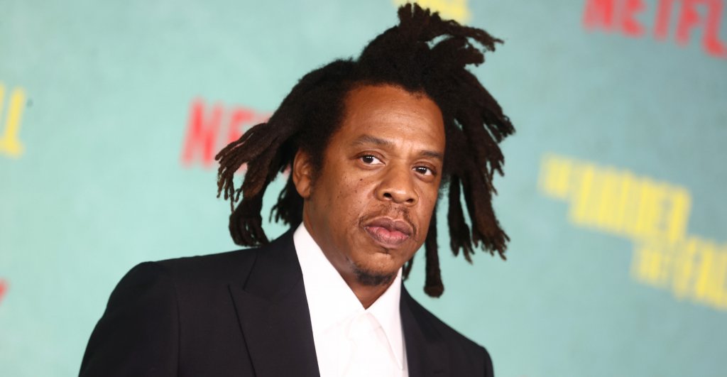 Джей Зи: 2,5 милиарда
В една от своите песни големият музикант пее “Аз не съм бизнесмен, аз съм бизнесът, човече” (I’m Not A Businessman, I’m A Business, Man). И това важи съвсем буквално за него, тъй като е най-богатият рапър и със сигурност един от най-богатите музиканти изобщо в историята. 
С 22 награди “Грами” и над 100 милиона продадени записа, той отдавна вече не разчита на музиката, за да си изкарва прехраната. Инвестирал е в толкова много неща, че по-скоро напомня на Уорън Бъфет. 
В богатото му портфолио от бизнеси влизат такива в развлекателната, спортната и алкохолната индустрии. Има и колекция от изящни изкуства, включително произведения на Жан-Мишел Баския.
За първи път бе отчетен като милиардер още през 2019 г., но продажбата на мажоритарния му 50-процентов дял в луксозната марка коняк D'Ussé обратно на нейната марка-майка Bacardi му донесе печалба от 750 милиона долара и го изстреля още по-нагоре.