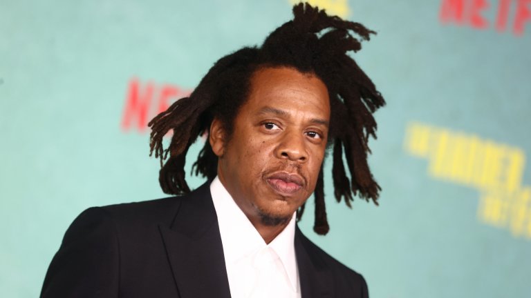 Джей Зи: 2,5 милиарда
В една от своите песни големият музикант пее “Аз не съм бизнесмен, аз съм бизнесът, човече” (I’m Not A Businessman, I’m A Business, Man). И това важи съвсем буквално за него, тъй като е най-богатият рапър и със сигурност един от най-богатите музиканти изобщо в историята. 
С 22 награди “Грами” и над 100 милиона продадени записа, той отдавна вече не разчита на музиката, за да си изкарва прехраната. Инвестирал е в толкова много неща, че по-скоро напомня на Уорън Бъфет. 
В богатото му портфолио от бизнеси влизат такива в развлекателната, спортната и алкохолната индустрии. Има и колекция от изящни изкуства, включително произведения на Жан-Мишел Баския.
За първи път бе отчетен като милиардер още през 2019 г., но продажбата на мажоритарния му 50-процентов дял в луксозната марка коняк D'Ussé обратно на нейната марка-майка Bacardi му донесе печалба от 750 милиона долара и го изстреля още по-нагоре.