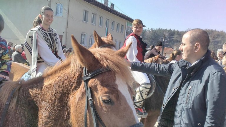 Междувременно Цветан Цветанов се включи в празника на село Бачево в Благоевградско, където води листата на ГЕРБ