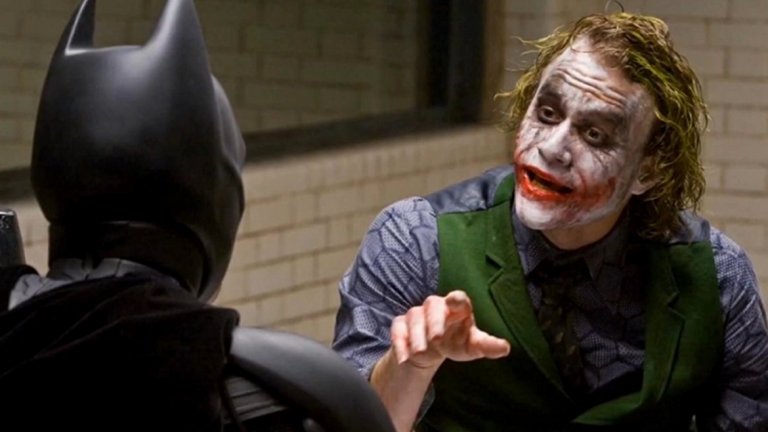 4. Хийт Леджър (The Dark Knight, 2008)

"Не съди книгата по корицата" важи в пълна сила тук. Когато стана ясно, че Хийт Леджър ще играе Жокера в "Черният рицар" на режисьора Кристофър Нолан, много фенове имаха своите съмнения. Леджър обаче изуми публиката с невероятното си превъплъщение, което може би коства и живота му. Пълната му отдаденост, за да пресъздаде "своя" Жокер му донесе и посмъртно награждаване с "Оскар" за най-добра поддържаща роля. Образът се превърна и в попкултурен феномен, а за повечето съвременни зрители "друг Жокер няма".

Тук персонажът е по-различен. Усмивката му се дължи на белези, за чиито произход той постоянно си измисля различни истории. Облича се по-театрално, но не така "клоунски" като другите версии. Бялото му лице и зелената коса са плод на грим, а не на инцидент с химикали. В същото време е може би най-нестабилната версия от всички - анархист и терорист, способен да изгради изключително сложни планове, макар да твърди, че няма такива; винаги въоръжен с няколко ножа в себе си и твърде склонен да ги използва.