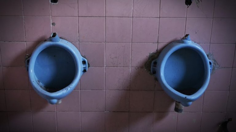 Иронично, но писоарите в административната сграда са най-запазените артефакти в целия комбинат