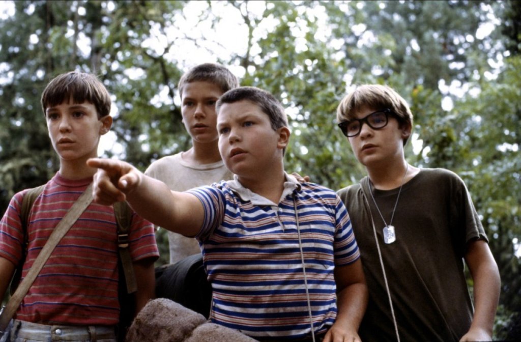 \"Бъди до мен\" (Stand By Me, 1986)
Типичният пример за това какво се случва с един роман, когато попадне в холивудски ръце. Докато в книгата на Стивън Кинг Горди загубва всичките си приятели, които умират прекалено рано (той единствен достига до зря