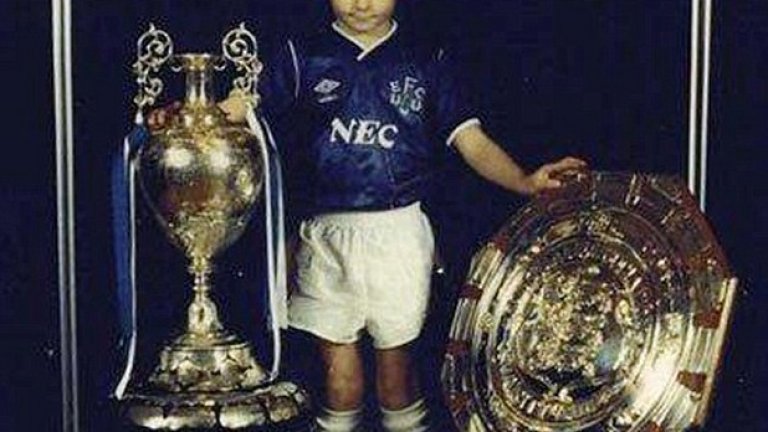 Стивън Джерард като дете с екипа на Евертън и с отличията, които след това спечели като играч на Ливърпул.