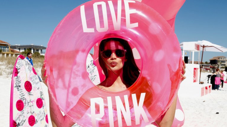 Детето
Имах такова гадже в гимназията, което по стечение на обстоятелствата съчетаваше две ужасни предпоставки – беше сред най-добрите приятелки на една бивша и не беше дорасла за връзка. Но честно казано, тези жени не се променят никога – близо десетилетие по-късно тя е абсолютното същото разглезено, неуравновесено, правещо глупости бебе.