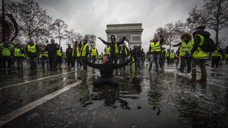 Само 15 на сто приемат за допустими баталните сцени от улиците на Париж. Огромното мнозинство от хората (90%) обаче се възмущават по-скоро от това, че "властите не реагираха на висота по време на събитията".

