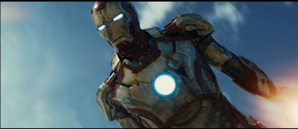 "Железният човек 3"
Тони Старк да купува коледни подаръци в красиво украсен град, докато Jingle Bells свири за атмосфера е най-доброто, което екшънът и коледните филми могат да направят заедно. В този филм се случват много научнофантастични неща, а едно от тях е любимия ви гений-милиардер да ви пожелае Весела Коледа.