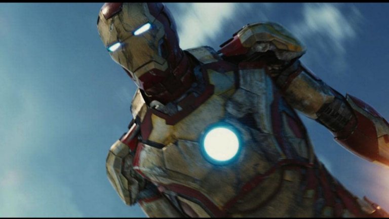 "Железният човек 3"
Тони Старк да купува коледни подаръци в красиво украсен град, докато Jingle Bells свири за атмосфера е най-доброто, което екшънът и коледните филми могат да направят заедно. В този филм се случват много научнофантастични неща, а едно от тях е любимия ви гений-милиардер да ви пожелае Весела Коледа.