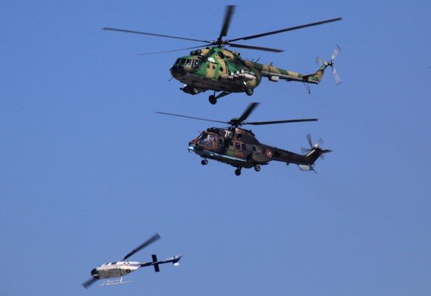 Полет във формация „клин" от вертолети Bell 206, Cougar и Ми-17. След това Ми-17 ще демонстрира пожарогасене с кофа на външно окачване от типа „бамби бак"