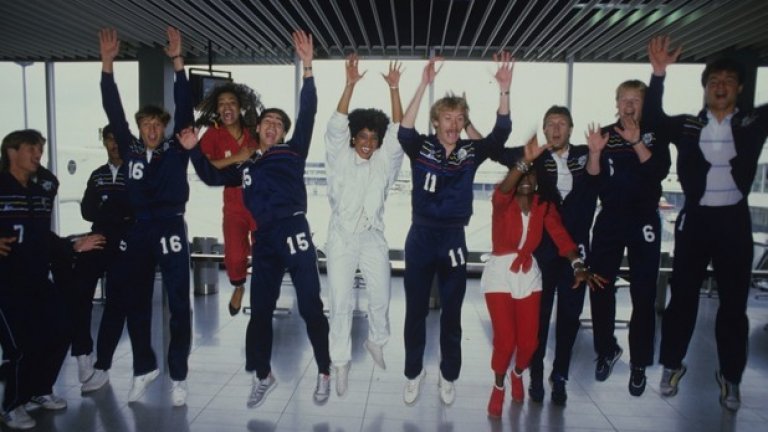 Какво, по дяволите, става тук?
Популярната през 80-те поп група Май Тай се снима за обложка на поредния си албум с играчите на Аякс на амстердамското летище. Сред тях е и Роналд Куман (русокосият младеж с №6 на анцуга вдясно). Годината е 1985-а.