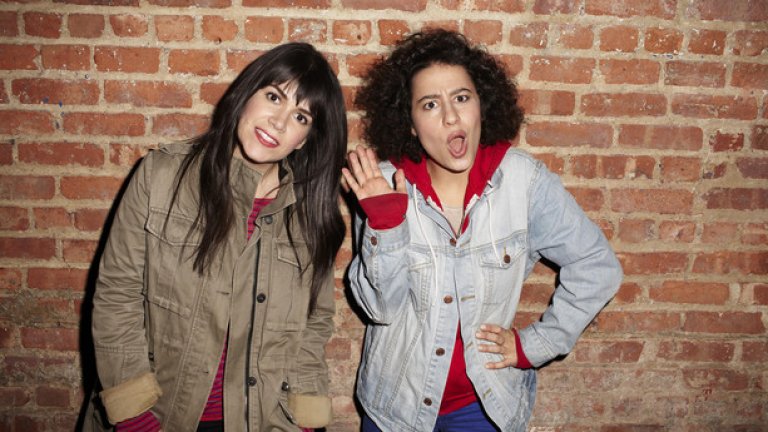 Broad City (Comedy Central)

Още едно силно комедийно дуо от Comedy Central – Илана Глейзър и Аби Джейкъбсън са създателки на сериала и главни актриси в него.

Героините им постоянно си опонират и осмиват новото нюйоркско поколение, току-що завършило университет. Двете 20+ момичета от еврейски произход практически не правят друго, освен да пушат трева и да се опитват плахо да изкарат някакви пари, но тяхното приятелство се оказва изненадващо истинско и превръща продуцирания от Ейми Полър сериал в една от масово харесваните по-нови поредици. Критиката и публиката са единодушни, че вторият сезон отбеляза значителен прогрес, а вече потвърден и трети. 
