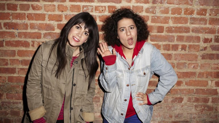 Broad City (Comedy Central)
Още едно силно комедийно дуо от Comedy Central – Илана Глейзър и Аби Джейкъбсън са създателки на сериала и главни актриси в него.
Героините им постоянно си опонират и осмиват новото нюйоркско поколение, току-що завършило университет. Двете 20+ момичета от еврейски произход практически не правят друго, освен да пушат трева и да се опитват плахо да изкарат някакви пари, но тяхното приятелство се оказва изненадващо истинско и превръща продуцирания от Ейми Полър сериал в една от масово харесваните по-нови поредици. Критиката и публиката са единодушни, че вторият сезон отбеляза значителен прогрес, а вече потвърден и трети.