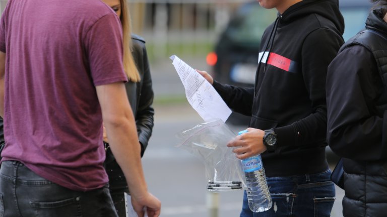 Работи се и по обвързване на учителските заплати с резултатите