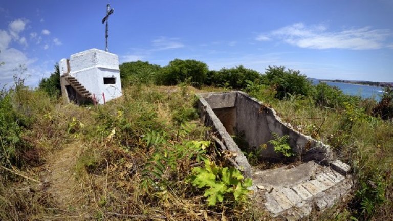 Входът към бункера е обрасъл с гъста растителност. От земята стърчат арматурни железа, които допълнително затрудняват проникването в отбранителното съоръжение.