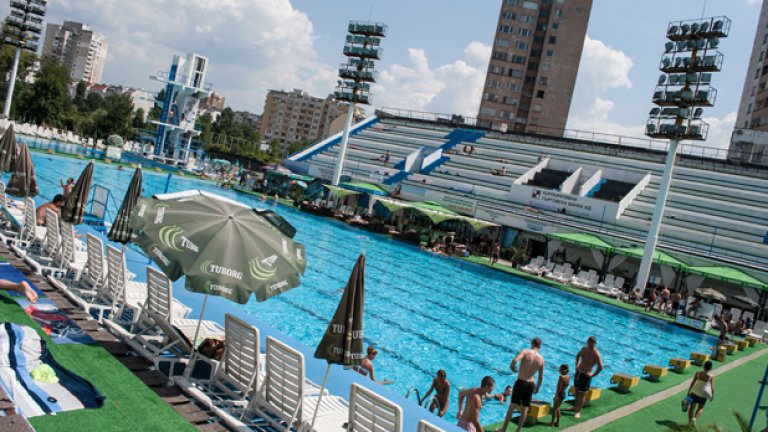 Панелните блокове отсреща едва ли са мечтана гледка за плажуващите