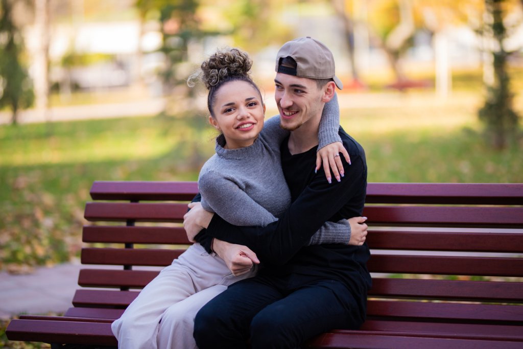 15-годишните, целуването в парка и безсмислените закони