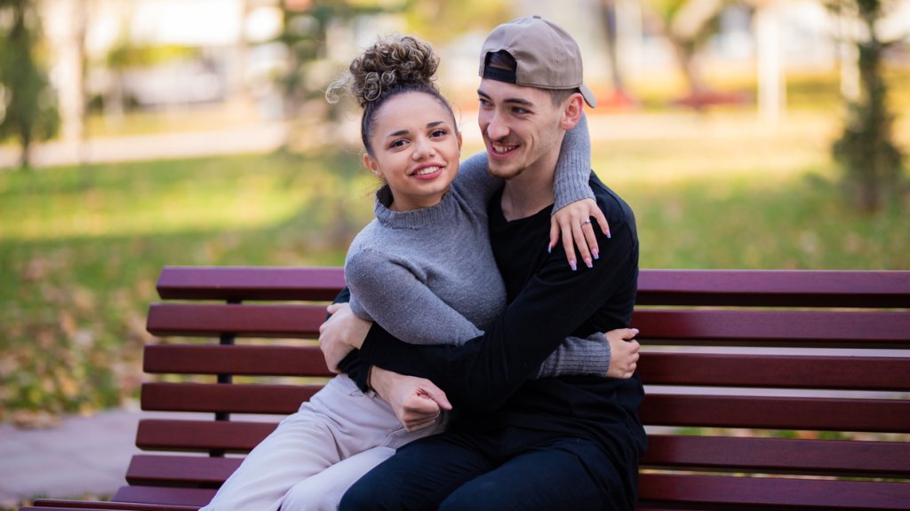 15-годишните, целуването в парка и безсмислените закони