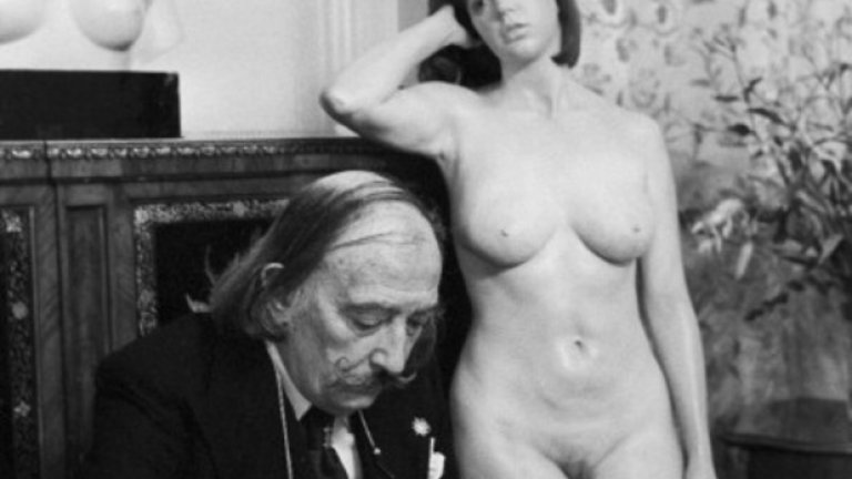 Ноември, 1977-ма, Париж: Салвадор Дали пише статии за релаизма и хиперреализма в своя апартамент в хотел Meurice. Зад него са две негови скултури на голи жени - един бюст и една в цял ръст