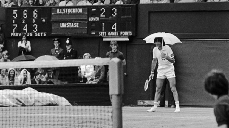 8. Заради богата история. Когато говорим за тенис, няма как да не споменем най-стария турнир от Големия шлем – Уимбълдън. А когато говорим за Уимбълдън, няма как да не споменем ягоди със сметана. Какво свързва тези две неща? Десертът за първи път е поднесен на зрители през 1877 г., когато 200 човека изгледали финала, където Спенсър Гор се превърнал в първия шампион на турнира. От тогава насам са се консумирали тонове ягоди, като към днешни дни средно се изяждат по 28,000 килограма за двете седмици, в които Уимбълдън се провежда. И само като си представим, че това е една малка част от историята. Един живот не стигна да се научи историята на играта, но си заслужава човек да се пробва!