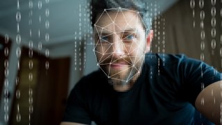 Когато онлайн романтиката срещне измамата