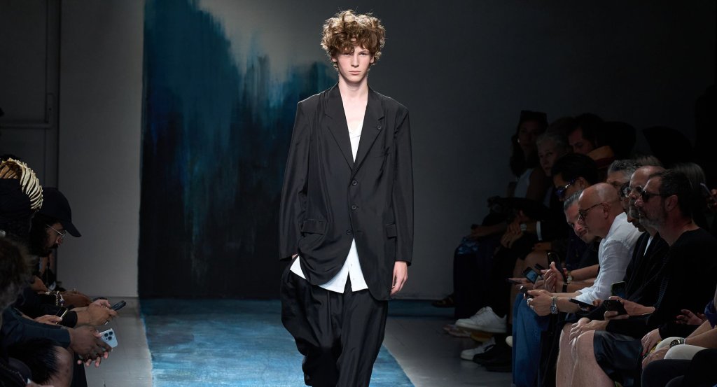 Още повече обем
 Силуетите продължават да се разгръщат в още по-обемни и скулптурни форми, които създават драматичен ефект и добавят доза смелост към визията. Обемът се превръща в средство за изразяване, а не просто в тенденция.