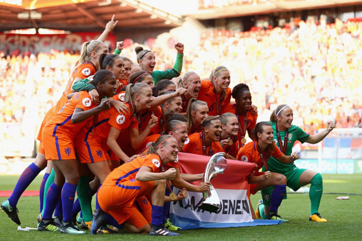 Холандия е едва втората страна (след Германия), която печели Европейското първенство по футбол и при мъжете, и при жените.