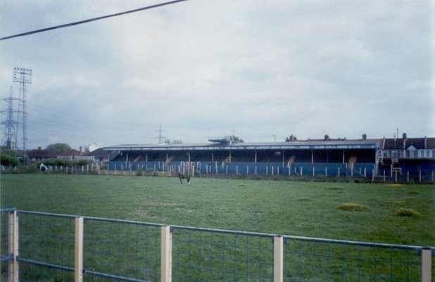 Стадион "Плаф Лейн", на който бе страшно да се гостува по времето на Лудата банда, вече не съществува.