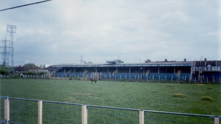 Стадион "Плаф Лейн", на който бе страшно да се гостува по времето на Лудата банда, вече не съществува.