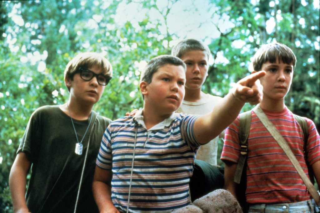 Stand By Me / "Бъди до мен" - "Бях на 12, почти на 13, когато за пръв път видях мъртво човешко същество."
Този филм от 80-те по романа на Стивън Кинг се фокусира върху онези моменти, които променят живота ти, когато си още дете и малко по малко започваш да навлизаш в света на възрастните. За Горди - главния герой на филма, това се случва именно когато за пръв път вижда мъртъв човек - по време на малко пътешествие с тримата му най-добри приятели. Порасналият Горди разказва историята си, която те връща към миналото с известна носталгия.
