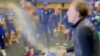 Тухел полудя и заля футболистите с шампанско (видео)