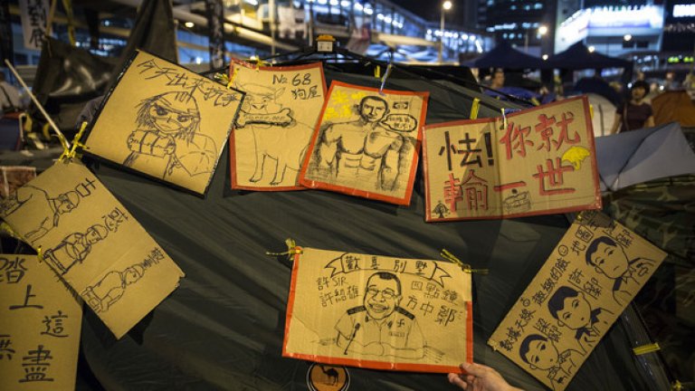 Лагерите на демонстрантите са изпъстрени с картини, лозунги и постери, изрисувани от самите протестиращи
