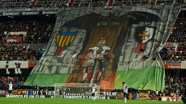 Прилеп пази над главата на рицар портите на Валенсия преди старта на дербито с Барселона през есента.