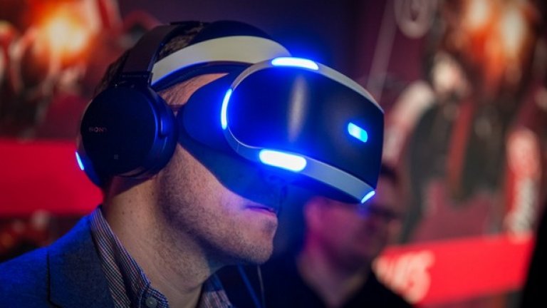 Неочаквано висока степен на съвместимост
Човек би си помислил, че PlayStation VR ще работи само с конзолата на Sony и това би било най-логично. Оказва се обаче, че ограничението далеч не е толкова строго и почти веднага ентусиасти успяха да подкарат устройството и на XBOX One. Пускането всъщност изобщо не е сложно и ако включите HDMI кабела в конзолата на Microsoft, ще видите познатия интерфейс буквално преди очите си. 
По същия начин PlayStation VR работи и с Wii U. Имайки предвид, че шлемът е оптимизиран само за PlayStation 4, функционалността му не е пълна, но може да се ползва пълноценно. Това е неочаквана характеристика и нямаме търпение да видим дали някои ентусиазирани потребители с повече умения ще успеят да я развият.
