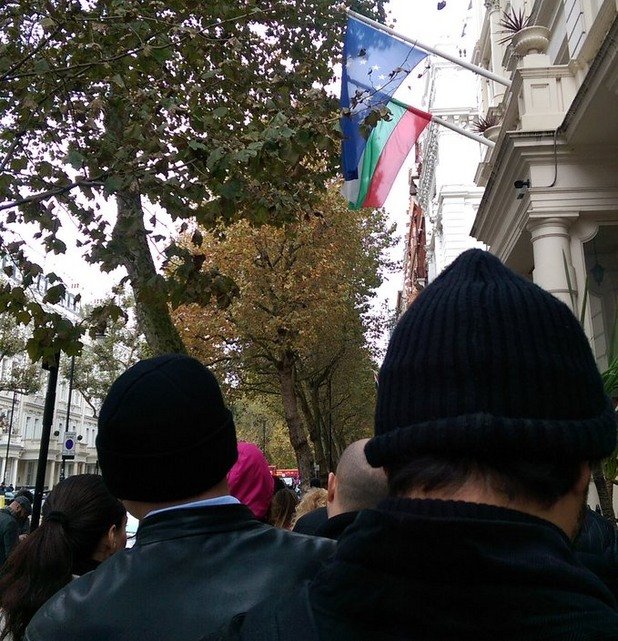 Пред българското посолство в Лондон.
