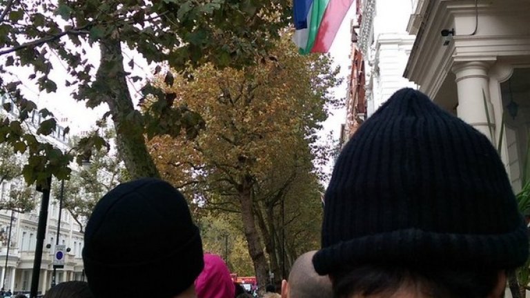 Пред българското посолство в Лондон.