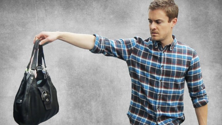 Носенето на дамската чанта не ви прави кавалер