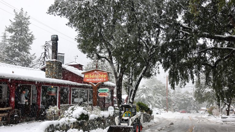 За първи път от 30 г. насам: Снежната буря в Калифорния в снимки