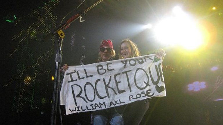Пропаднякът Аксел Роуз закъсня с Guns'n'Roses 45 минути и когато излезе на сцената, дори не каза: "Добър вечер, Нови Сад!". Никакъв контакт с публиката...