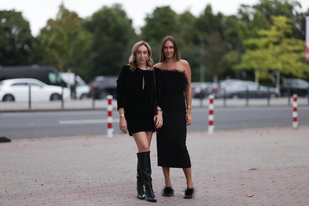 Черната рокля завинагиЧерната рокля – малка, миди или дълга – няма как да излезе от мода. Има как обаче да се осмелим да я носим повече в ежедневието с кецове, маратонки, еспадрили или балеринки. Именно това ще е трендът на Пролет 2026 – класическа черна рокля в неочаквана комбинация и то посред бял ден.