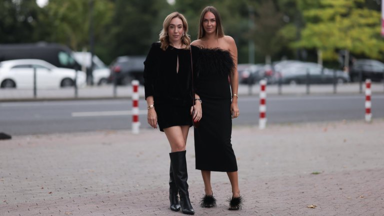 Черната рокля завинагиЧерната рокля – малка, миди или дълга – няма как да излезе от мода. Има как обаче да се осмелим да я носим повече в ежедневието с кецове, маратонки, еспадрили или балеринки. Именно това ще е трендът на Пролет 2026 – класическа черна рокля в неочаквана комбинация и то посред бял ден.