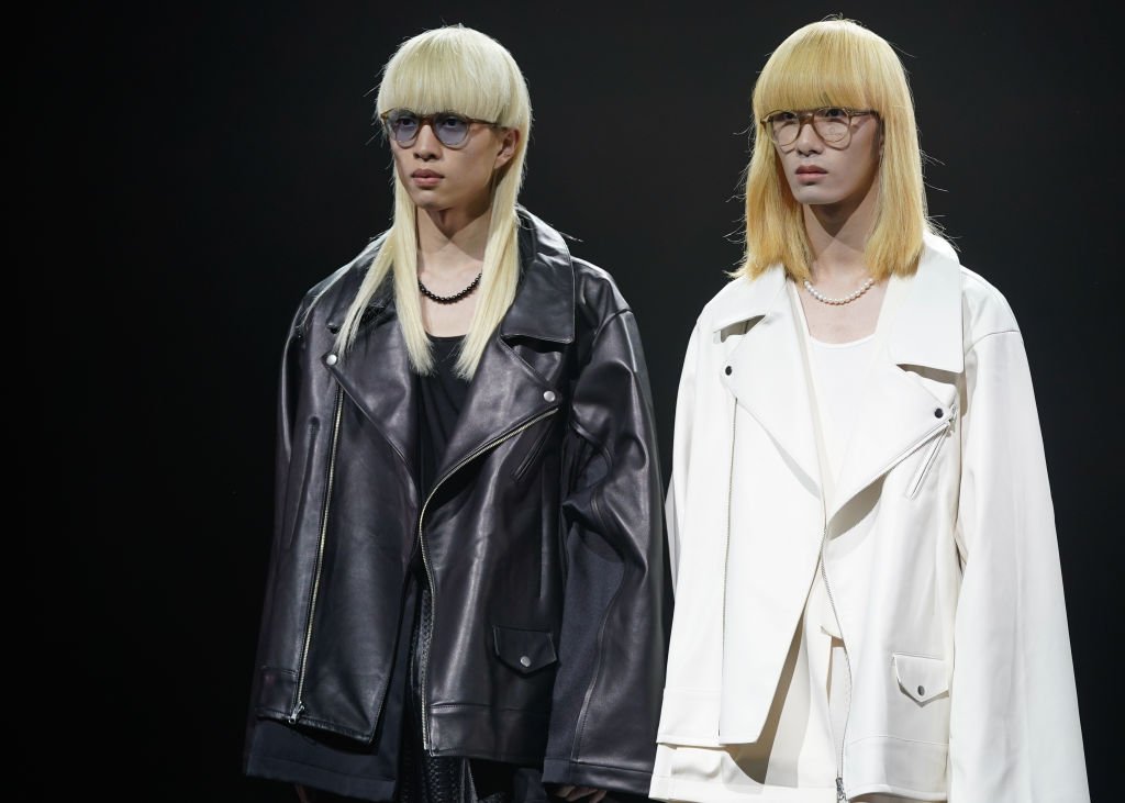 Зимните якета за тази зима са в смели цветове. Модерни остават кожените якета и за дамите. Изберете такова с пухкава подплата, за да ви е гарантирано топло. Освен това моделът позволява под него да сте с тънка блуза и да не умирате от студ.