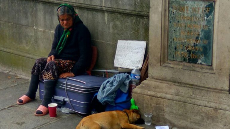 Просяци. В Париж гъмжи от тях. Често за по-голяма убедителност до тях лежи и малко кученце. Някои държат и бебе. Срещу подхвърлена монета циганките могат да ви предскажат бъдещето или просто да ви прегърнат в знак на благодарност. Ако след това се окаже, че ви липсва портфейлът, се сърдете на себе си.
