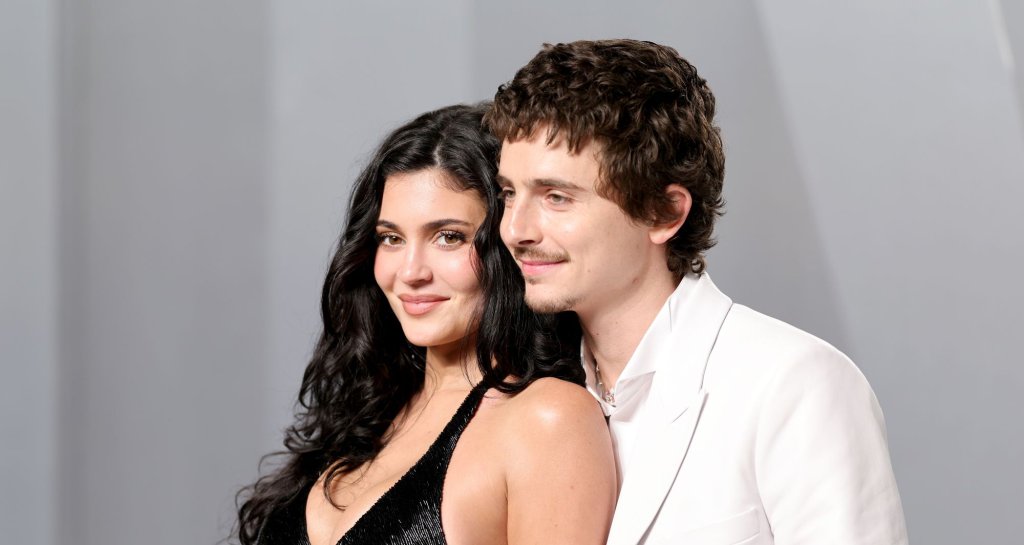 Тимъти Шаламе
Холивудската двойка, която никой не очакваше, са Тимъти Шаламе и Кайли Дженър. След месеци на спекулации, двамата потвърдиха връзката си на концерт от турнето на Бионсе през септември 2023 г. Наскоро, при получаването на първия си "Златен глобус" за ролята във "Върховният Марти", Шаламе благодари на Кайли с думите "партньорката ми от три години". 
И с това той потвърди, че отношенията им са започнали около началото на 2023 г. – точно когато се появиха и първите слухове.
За Шаламе не е изненадващо, че е избрал "непо бебе" (дете на известни родители), тъй като предишните му връзки бяха с две от най-популярните представителки на тази категория – дъщерята на Мадона, Лурдес, и дъщерята на Джони Деп, Лили-Роуз. За Кайли обаче това е коренна промяна във вкуса. 
Предишните ѝ две сериозни връзки бяха с рапърите Tyga и Травис Скот, като вторият е баща на двете ѝ деца.