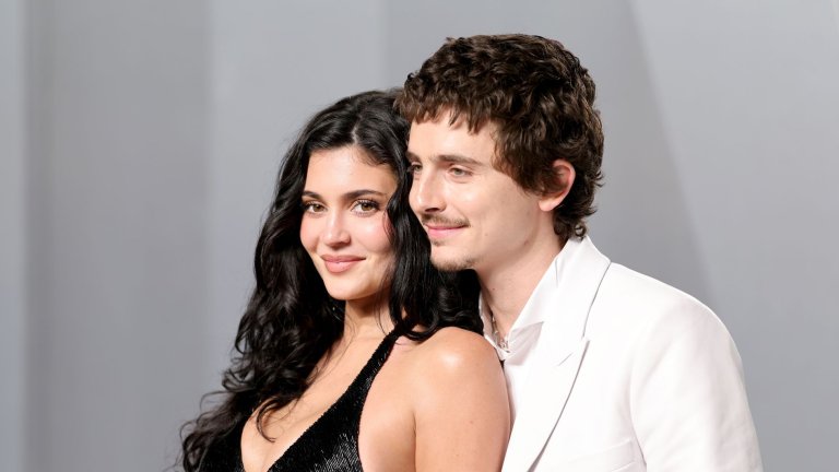 Тимъти Шаламе
Холивудската двойка, която никой не очакваше, са Тимъти Шаламе и Кайли Дженър. След месеци на спекулации, двамата потвърдиха връзката си на концерт от турнето на Бионсе през септември 2023 г. Наскоро, при получаването на първия си "Златен глобус" за ролята във "Върховният Марти", Шаламе благодари на Кайли с думите "партньорката ми от три години". 
И с това той потвърди, че отношенията им са започнали около началото на 2023 г. – точно когато се появиха и първите слухове.
За Шаламе не е изненадващо, че е избрал "непо бебе" (дете на известни родители), тъй като предишните му връзки бяха с две от най-популярните представителки на тази категория – дъщерята на Мадона, Лурдес, и дъщерята на Джони Деп, Лили-Роуз. За Кайли обаче това е коренна промяна във вкуса. 
Предишните ѝ две сериозни връзки бяха с рапърите Tyga и Травис Скот, като вторият е баща на двете ѝ деца.