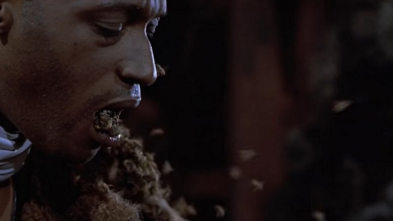 5. Candyman / Кендимен (1992)

"Кендимен" е сочен за една от най-добрите филмови екранизации по разказ на Баркър. Филмът разказва за младата Хелън, която подготвя доклад за местните легенди и митове. Един от тези митове е историята за Кендимен - човек с кука на мястото на едната си ръка, в чието тяло живеят пчели. В търсене на повече информация за легендата Хелън се озовава на място, на което ще разбере, че зад всеки мит има голяма доза истина. И тук следват няколко продължения, но съветът ни е да се придържате към оригинала.