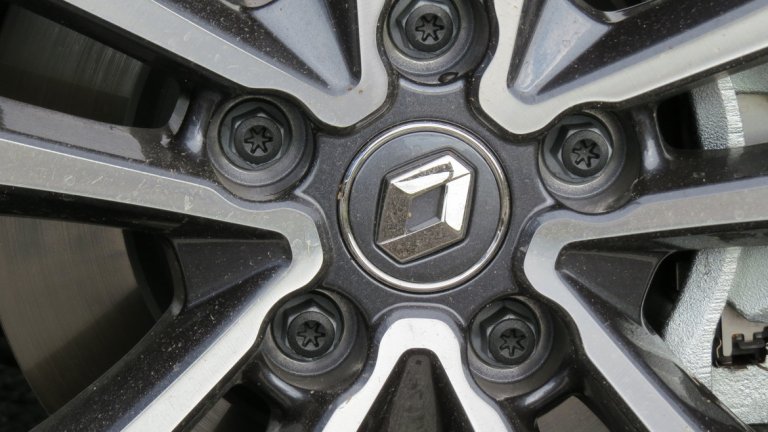 Към Kadjar има и два модела нови джанти - 17- и 19-цолови, както и радиоантена тип „акулова перка", която е достъпна при по-високите нива на оборудване.