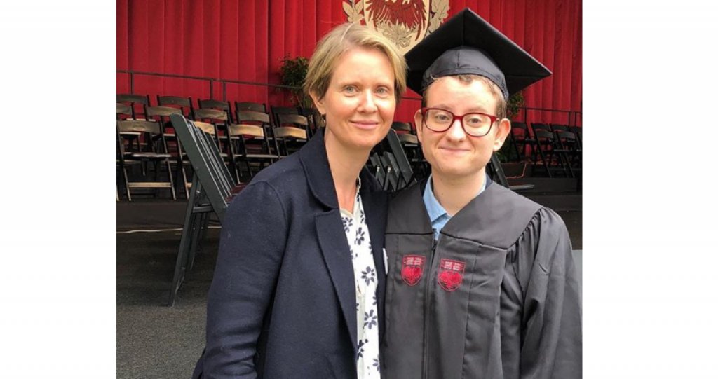 Синтия Никсън"Много съм горда със сина си Самюъл Джоузеф Моузес (накратко Сеф), който този месец се дипломира от колежа. Поздравявам него и всички, които отбелязват Trans Day of Action", пише актрисата в поста си под тази снимка в Instagram през 2018 г. Това е най-голямото дете от връзката на Никсън с професора Дано Моузес, след която тя се омъжва за партньорката си Кристин Маринони през 2012 г. По думите ѝ тя е очаквала по-остра реакция в социалните мрежи, когато е споделила снимката, но за нейно учудване, по-скоро е срещнала разбиране. "Истината е, че можеш да използваш какви ли не аргументи срещу гей хората, но като родител и като човешко същество имаш една отговорност - да слушаш какво казват хората за самите себе си", казва още Никсън в интервю за Daily Mail.