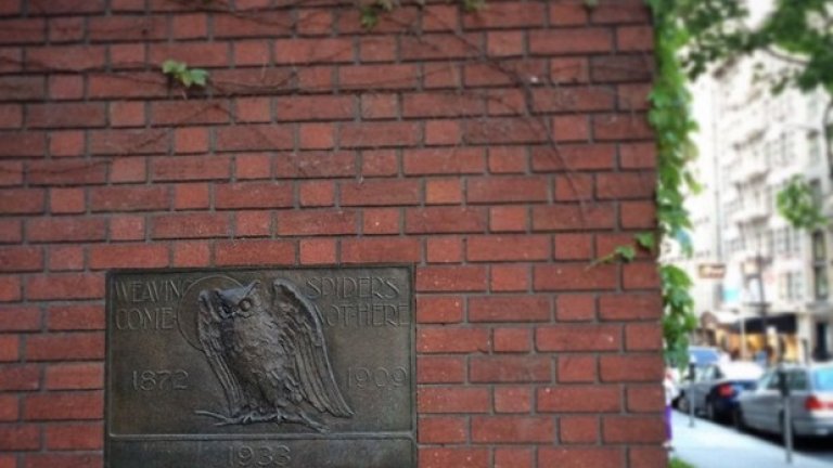 Bohemian Club
Основан през 1872, Bohemian Club, както би трябвало да се досетите от името му, е замислен като убежище за писатели, музиканти и художници. Въпреки че все още се намира в първоначалната сграда в района на Юниън Скуеър, Сан Франциско, клубът оттогава е възприел по-ориентиран към бизнеса и технологиите дух. Ако ви се иска да се присъедините към имена като Роналд Рейгън и Уилям Рандълф Хърст, но трябва да питате как да го сторите, вероятно това не е подходящо място за вас.Както показва обезсърчаващият цитат от Шекспир, мото на клуба "Паяци, оси досадни, да се махате завчас!", Bohemian Club е място за отмора, а не за бизнес. Но в случай, че членовете по някакъв начин се почувстват отегчени от разположението му в центъра на Сан Франциско, клубът има и филиал в долината Сонома, наречен Bohemian Grove, където провежда нещо като летни лагери за възрастни, влиятелни мъже