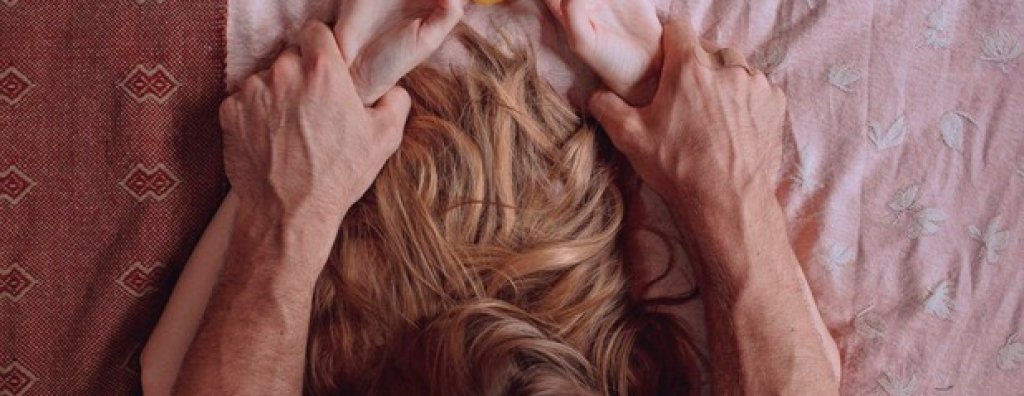 Може да я откриете и под псевдонима Raised by the Wolves. Пред Huffington Post, който посвети статия за нейното „хранително порно“, Сара разказа, че идеята й хрумнала, докато пътувала със „стар любовник“. Те непрекъснато си вземали китайска или бърза храна за вкъщи, за да ядат пред телевизора.